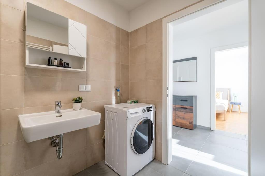 Hm • Sleek 1Br Home With Balcony Βιέννη Εξωτερικό φωτογραφία