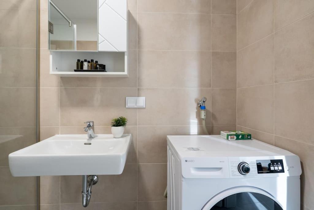 Hm • Sleek 1Br Home With Balcony Βιέννη Εξωτερικό φωτογραφία