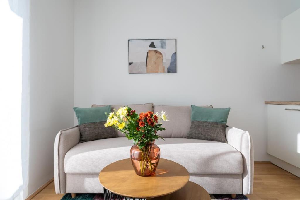 Hm • Sleek 1Br Home With Balcony Βιέννη Εξωτερικό φωτογραφία